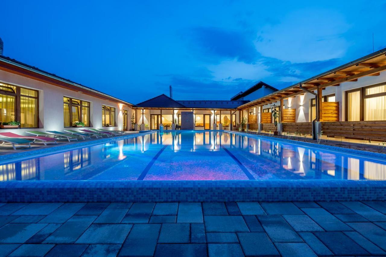 DorEsz Wellness Panzió Bed and Breakfast Újhartyán Exterior foto