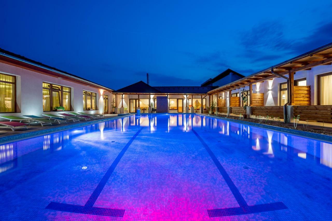 DorEsz Wellness Panzió Bed and Breakfast Újhartyán Exterior foto